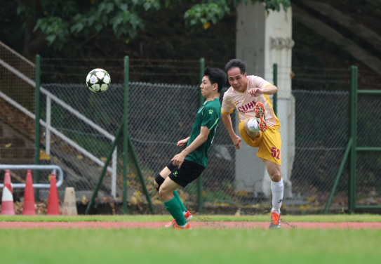 兩隊球員在場上施展渾身解數。